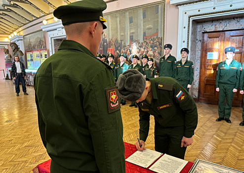 Новобранцы ансамбля песни и пляски ЦВО присягнули на верность Родине в Екатеринбурге