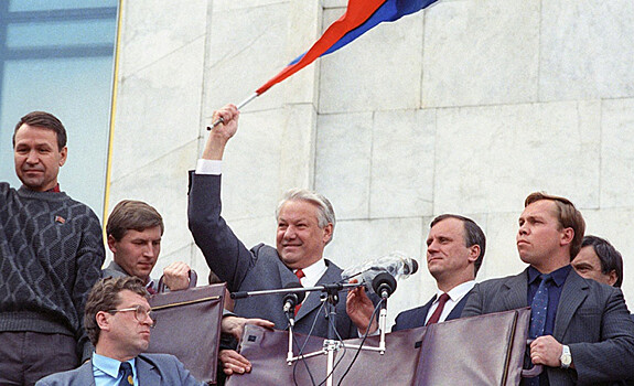 Расстрел, скандалы и танцы: как Ельцин расшевелил людей и удержался у власти