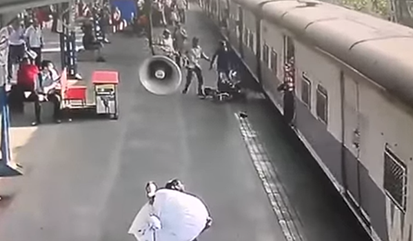 Военный спас девочку из‐под поезда. Видео