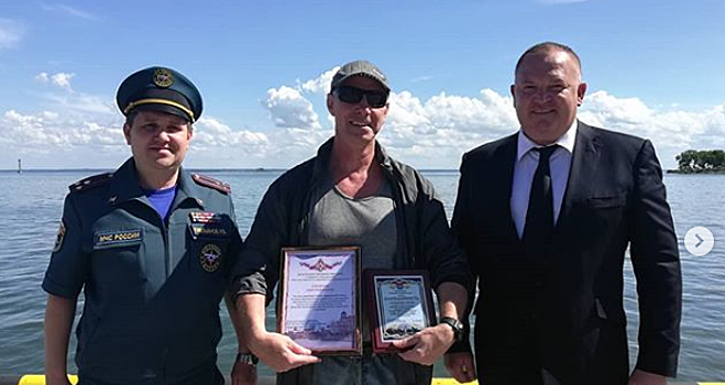 В Балтийске наградили ветерана Афганистана, который спас двоих тонущих парней