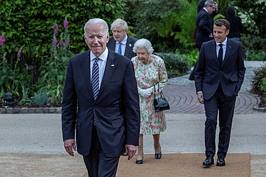 Байден нарушил королевский протокол на саммите G7