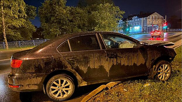 Три автомобиля минувшей ночью столкнулись на проспекте Победы в Вологде