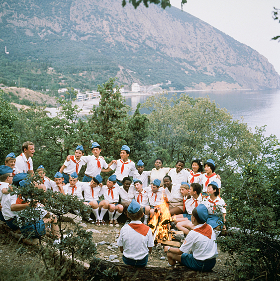 Всесоюзный пионерский лагерь "Артек". Пионерский костер в одном из отрядов дружины, 1986 год
