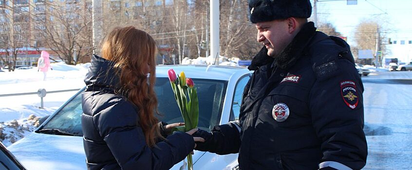 В Вологде сотрудники ГИБДД провели акцию «Цветы для автоледи»