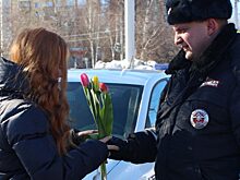 В Вологде сотрудники ГИБДД провели акцию «Цветы для автоледи»
