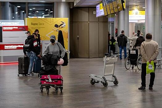 В Шереметьево люди стоят в больших очередях за результатами теста на COVID-19