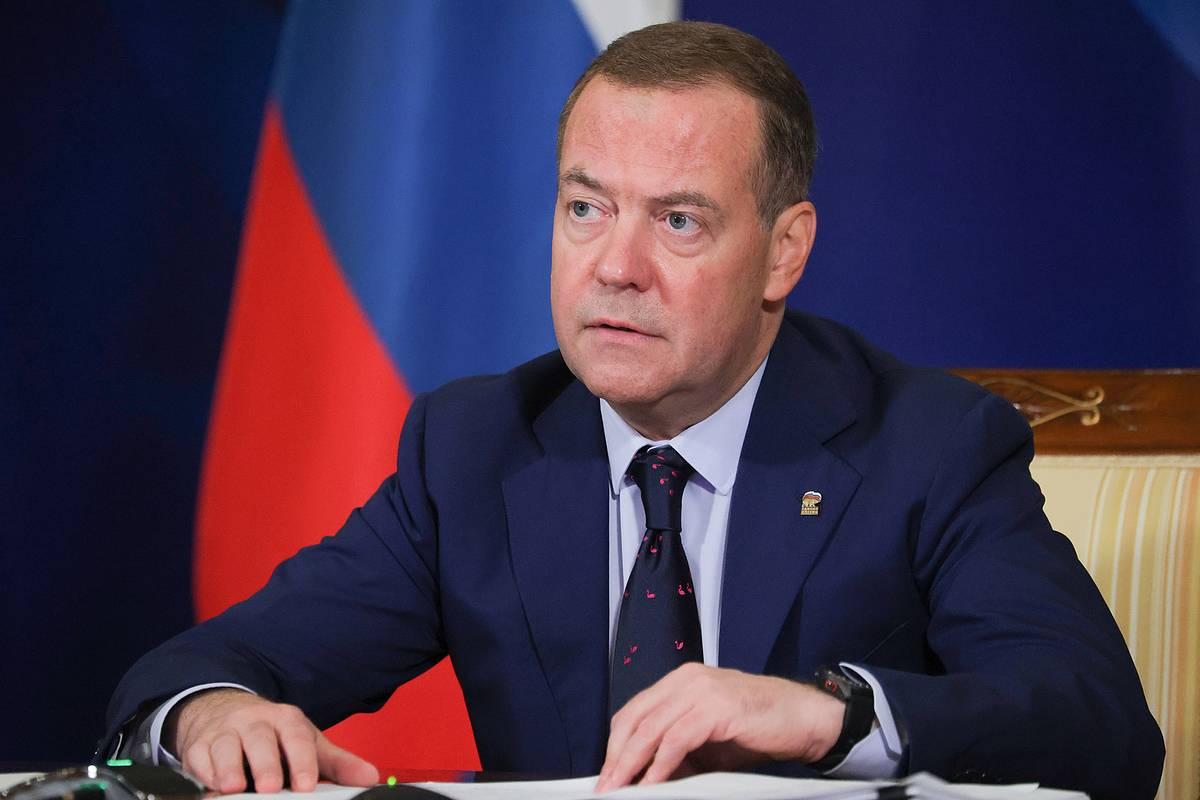 Медведев назвал выборы президента США схваткой пауков в банке