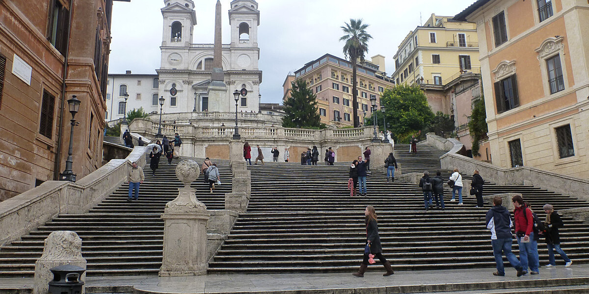 Турист протаранил на машине лестницу XVIII века в Риме