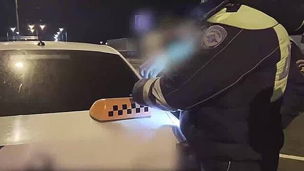 Найденный российскими полицейскими наркотик в шашках такси попал на видео