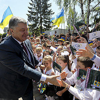 Спиной к детям: Порошенко рассказал школьникам Днепра про ЕС и децентрализацию