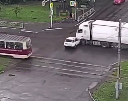 В Красноярске 62-летний водитель Honda проехал на «красный» и врезался в грузовик