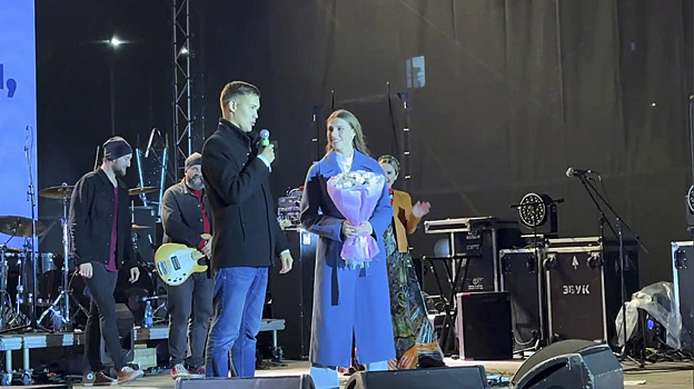Салехардец сделал предложение возлюбленной на концерте Пелагеи в День города