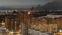 Крупный пожар на улице в Петербурге сняли на видео