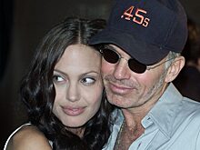 Дарит ему подарки на Рождество: у Анджелины Джоли есть пасынок