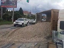 Грузовик с песком опрокинулся на Московском шоссе в Нижнем Новгороде