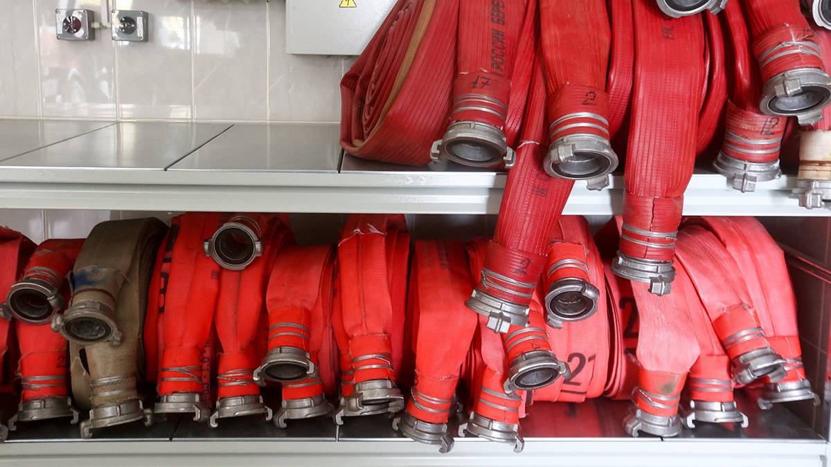 Холодильник загорелся в аптеке на юге Москвы