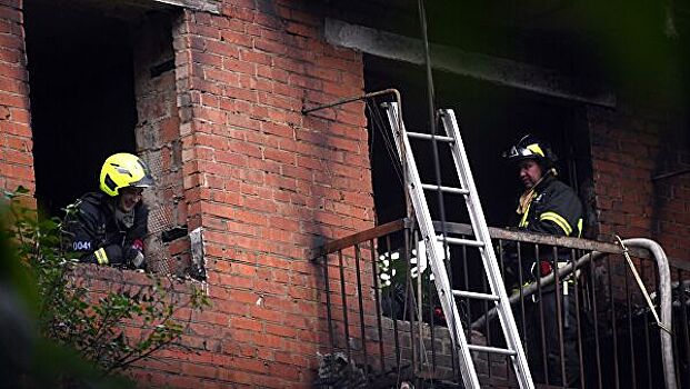 Названа возможная причина пожара в доме на западе Москвы