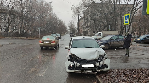 Вологжанин на «форде» нарушил ПДД и врезался в «ладу»