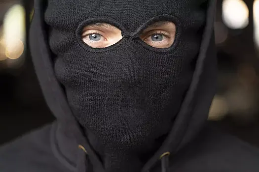 Дом отключили от газоснабжения: в Первоуральске мужчина угрожает взорвать гранатой женщину и ребенка