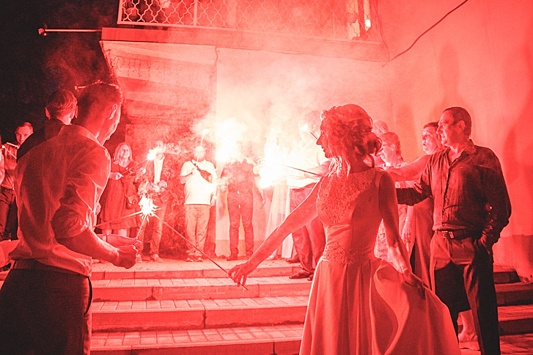 Ярославские телевизионщики устроили в честь своей свадьбы в центре Ярославля ночное фаер-шоу