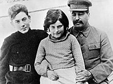 «Незадолго до смерти поменял фамилию». Что помнят в Казани о Василии Сталин