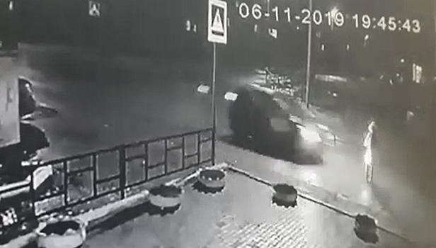 Педали перепутала: легковушка снесла восьмиклассницу на "зебре". Видео