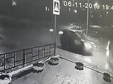 Педали перепутала: легковушка снесла восьмиклассницу на "зебре". Видео