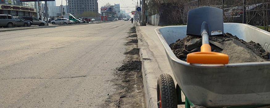 В Новосибирске горожане очистили от песка и грязи тротуар на улице Писарева