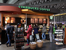 Сотрудники Starbucks вызвали полицию из-за двух сидевших без заказа афроамериканцев. Компании пришлось извиняться