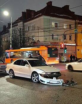 Водителя Mercedes вырезали спасатели: в районе Берлинского моста в Калининграде столкнулись две легковушки