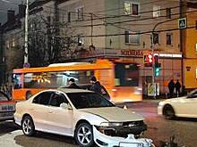 Водителя Mercedes вырезали спасатели: в районе Берлинского моста в Калининграде столкнулись две легковушки