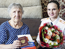 В  Челябинской области полицейские вручили паспорт гражданина РФ прибывшей из Мариуполя 96-летней женщине