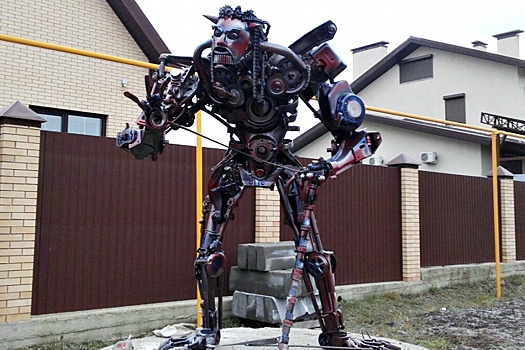 Шестеренки, цепи и поршни: в Сызрани механик наладил производство роботов из автозапчастей