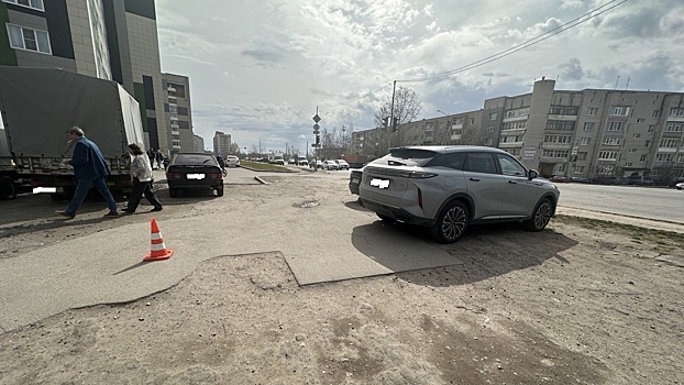 Иномарка сдавалась назад и наехала на пенсионерку в Вологде