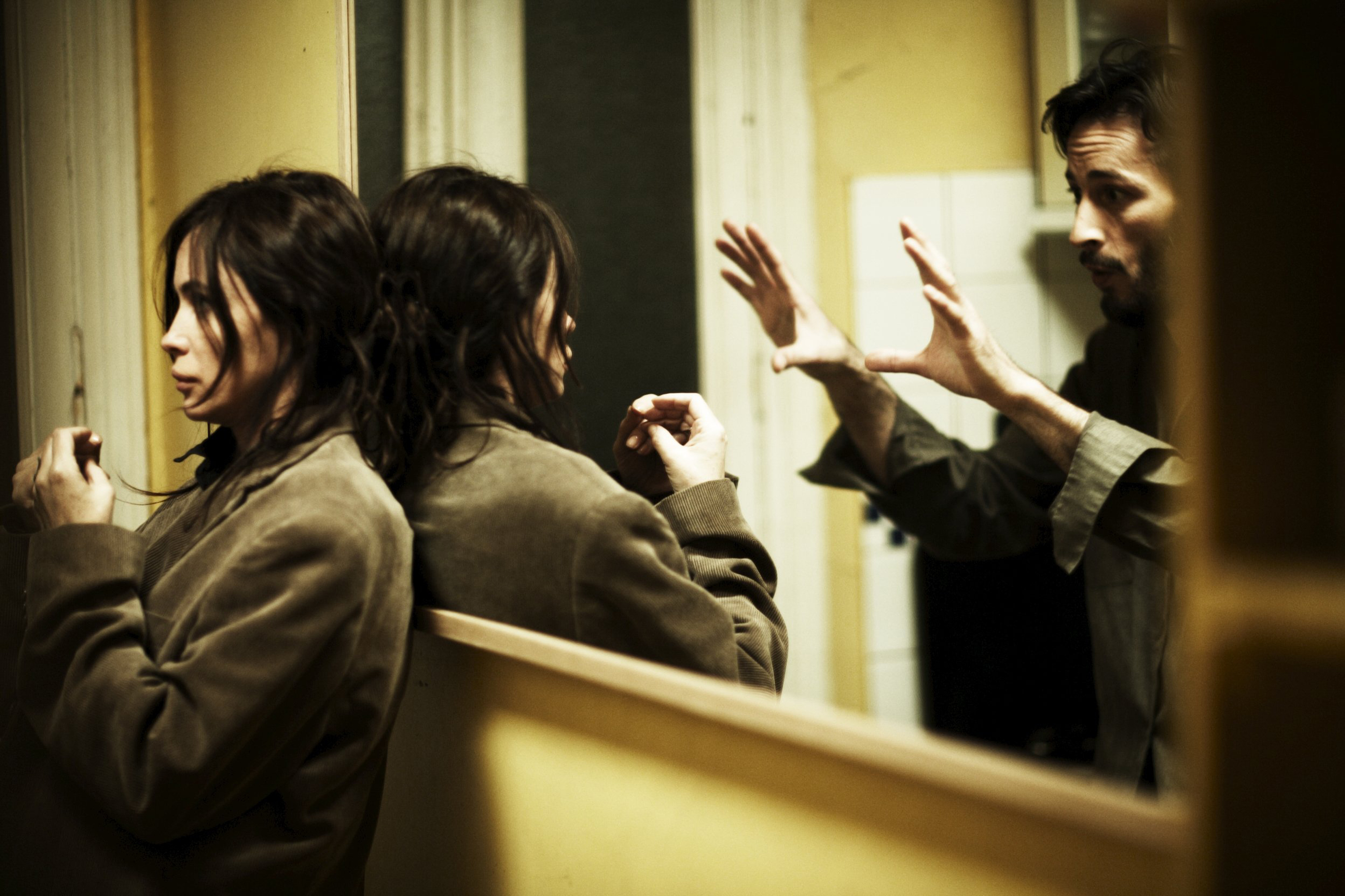 Commence par. Commence par. фильм конец 2010. Tout commence par un reve белым. фильмы про расставание.