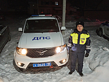 В Удмуртии автоинспектор помог водителю вытащить автомобиль из кювета