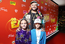 Бузова в гигантской шляпе-банте, а Киркоров — в золоте и с детьми: звезды на премьере «Елок 8»