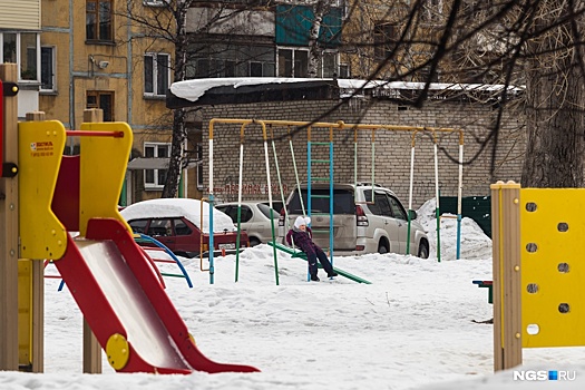«Эти качели вообще надо снести!»: жильцы устроили парковку в шаге от детской площадки