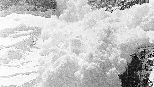 Число жертв лавины на Эвересте приблизилось к 90