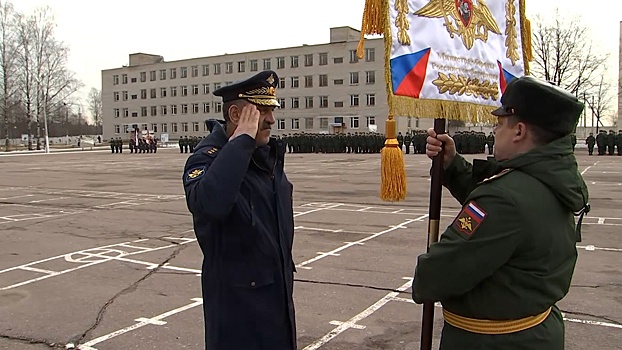 Евкуров вручил ленинградским военным вымпел министра обороны РФ