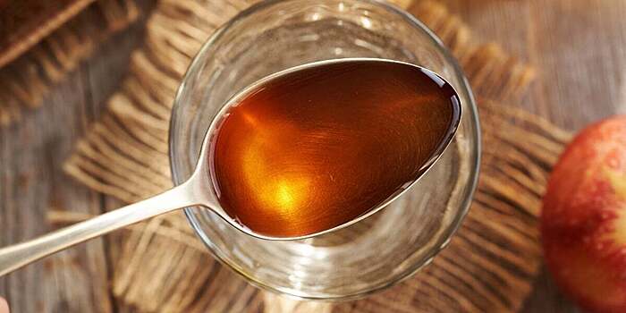 Проблемы с пищеварением и не только: чем опасно для здоровья пить много яблочного уксуса