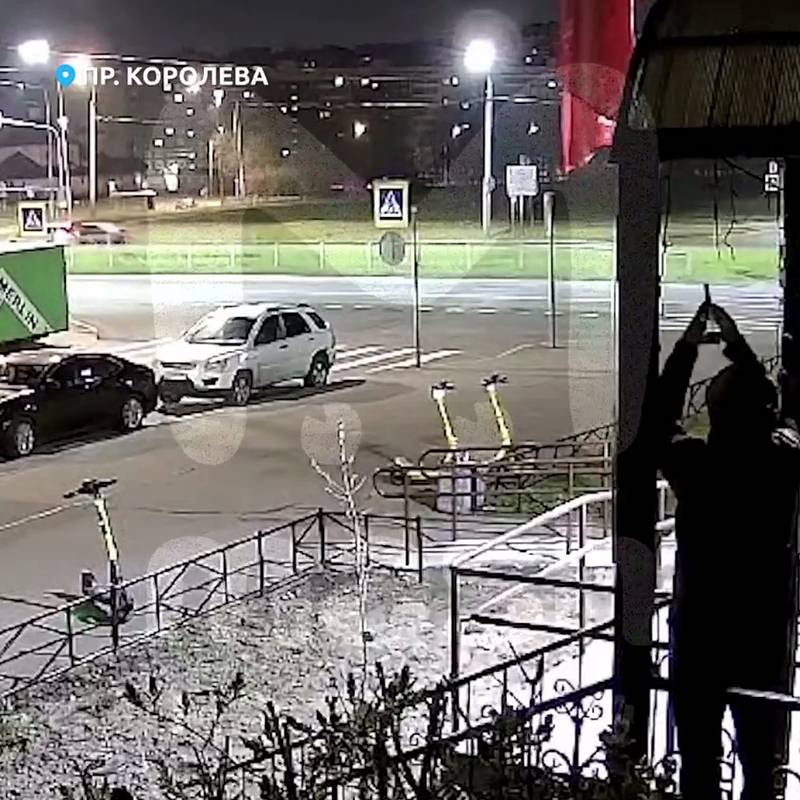 Вандал облил краской три флага России в Петербурге и попал на видео