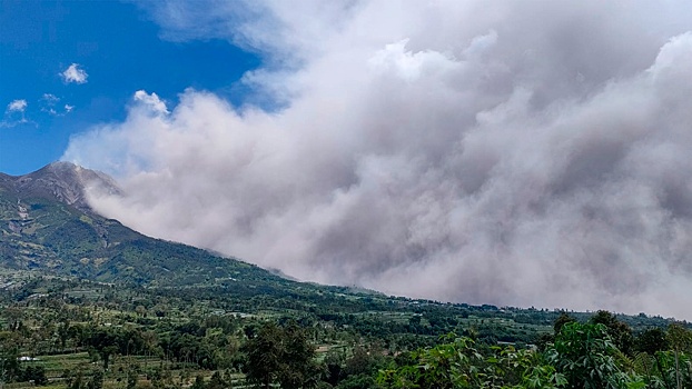 Вулкан Мерапи на Яве выбросил лаву на полтора километра