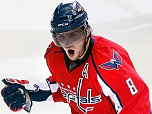 Эффектная шайба Овечкина в плей-офф-2009. Он издевательски обыграл легенду НХЛ и забил стоя на колене