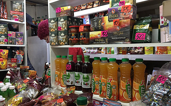 В очередях за просроченными продуктами стоят новосибирцы на рынке