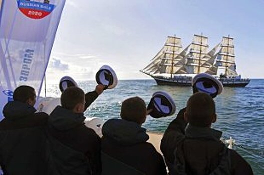 Видео: Экипаж "Крузенштерна" отдал почести погибшим морякам
