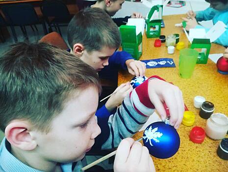 Школьники из Куркина побывали на фабрике елочных игрушек