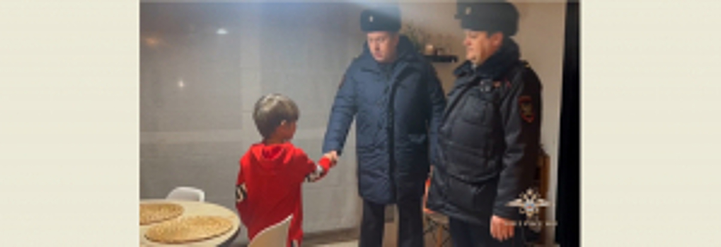 Владимир Колокольцев наградил полицейских, которые спасли двоих детей, провалившихся под лёд