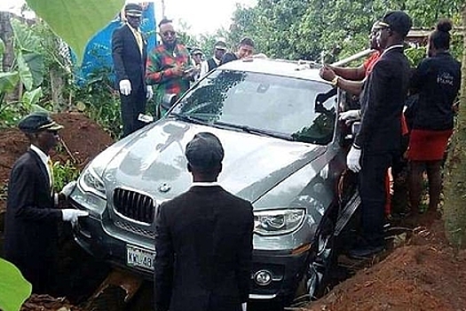 Посмертный подарок: нигериец похоронил отца в новой BMW