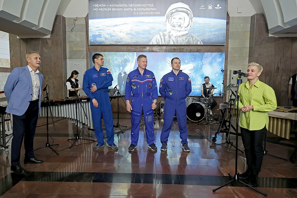 В метро Екатеринбурга в первый рейс отправили «космический состав»